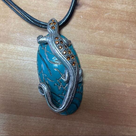 Gecko 🦎 on turquoise nugget necklace - Picture 7 of 8